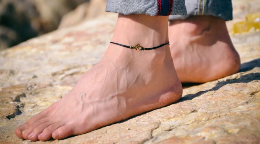 Thumbnail for Do Men Wear Anklets – What Does Wearing an Anklet Mean